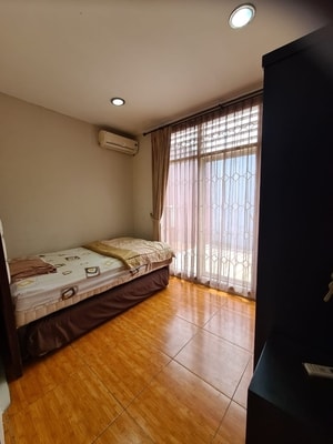 Sewa Rumah Meadow Green Lippo Cikarang 5 kamar Tidur Rapi Siap Huni Murah