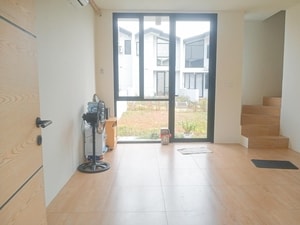 Sewa Rumah Uptown Lippo Cikarang 2 lantai 2 kamar Tidur Rapi Siap Huni Murah Bisa Non Furnish