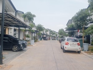 Sewa Rumah Uptown Lippo Cikarang 2 lantai 2 kamar Tidur Rapi Siap Huni Murah Bisa Non Furnish