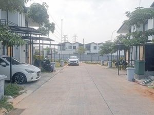 Sewa Rumah Uptown Lippo Cikarang 2 lantai 2 kamar Tidur Rapi Siap Huni Murah Bisa Non Furnish