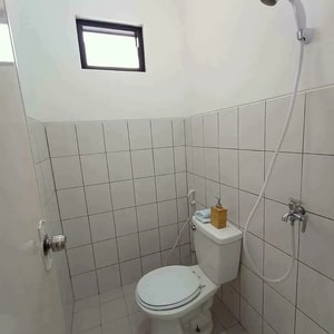 Kamar tidur utama rumah tipe 5445 cluster rotterdam jababeka