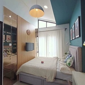Ruang tamu rumah 2 lantai cluster rotterdam jababeka cikarang 2 kamar tidur