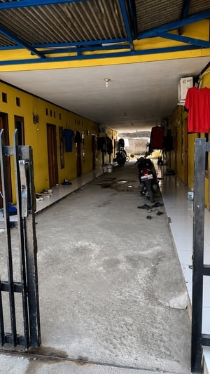 Tampak depan kos-kosan Deltamas Cikarang siap huni