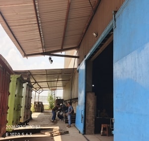 Crane kapasitas 20 ton di gudang sewa Bekasi