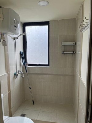 Jual Apartemen Meikarta Tipe 2BR 2 Kamar Tidur Full Furnish Bagus Siap Pakai atau Disewakan foto area kamar mandi