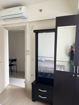 Jual Apartemen Meikarta Tipe 2BR 2 Kamar Tidur Full Furnish Bagus Siap Pakai atau Disewakan foto lemari