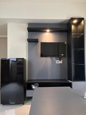 Jual Apartemen Meikarta Tipe 2BR 2 Kamar Tidur Full Furnish Bagus Siap Pakai atau Disewakan foto area tv