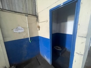 sewa gudang dekat jababeka toilet