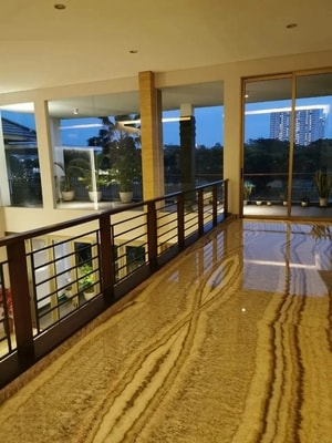 Lantai marmer ruang tamu rumah Vasa Lake