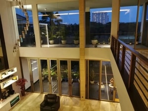 Ruang keluarga mewah lantai marmer Lippo Cikarang