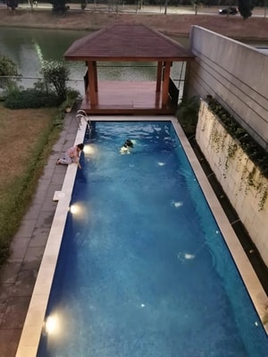 Swimming pool pribadi rumah mewah Lippo Cikarang