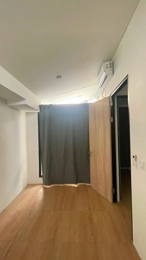 Kamar tidur dengan AC di rumah sewa Lippo Cikarang