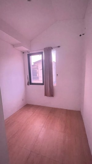 Kamar tidur anak dengan gorden di rumah sewa Cikarang