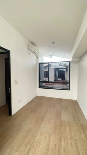 Area komersial Ruko Hive Tanamera dekat rumah sewa