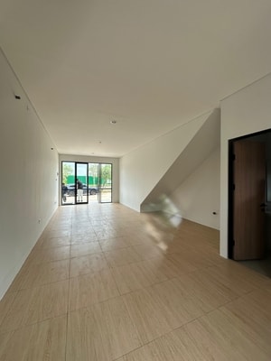 Toto lantai 1 dan tangga Sewa Ruko Gandeng Cikarang di Lippo Cikarang Hive Mataram Baru Murah Rapi Siap Pakai | Exera