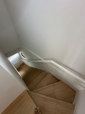 Foto tangga lantai 2 Sewa Ruko Gandeng Cikarang di Lippo Cikarang Hive Mataram Baru Murah Rapi Siap Pakai | Exera