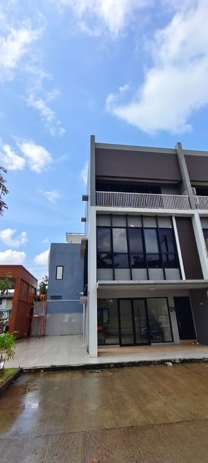 Sewa Ruko The Hive Uptown Lippo Cikarang  Konsep 3-Key & Tangga Terpisah tampak depan