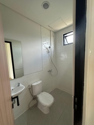 Foto Kamar mandi Sewa Ruko Gandeng Cikarang di Lippo Cikarang Hive Mataram Baru Murah Rapi Siap Pakai | Exera