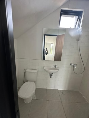 Foto kamar mandi Rapi Sewa Ruko Gandeng Cikarang di Lippo Cikarang Hive Mataram Baru Murah Rapi Siap Pakai | Exera