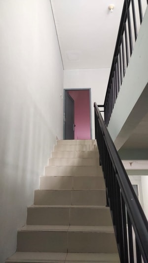 Sewa Ruko di Lippo Cikarang Cosmo 2 Lantai | Harga 85 Juta Nett tangga