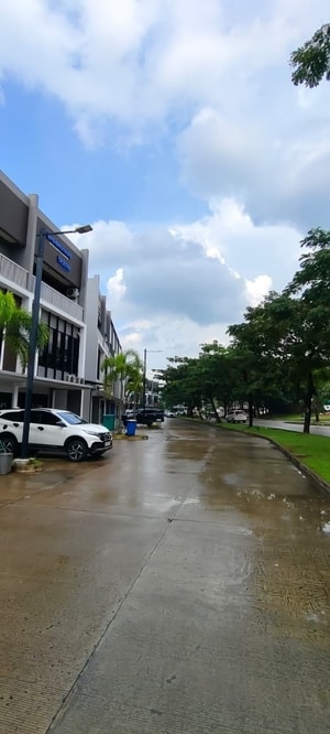 foto area luar Sewa Ruko The Hive Uptown Lippo Cikarang  Konsep 3-Key & Tangga Terpisah