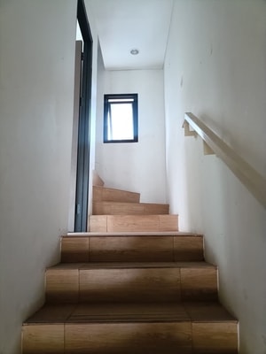 tangga lantai 2 Sewa Ruko The Hive Uptown Lippo Cikarang  Konsep 3-Key & Tangga Terpisah