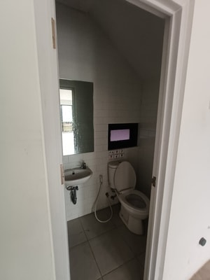 toilet Sewa Ruko The Hive Uptown Lippo Cikarang  Konsep 3-Key & Tangga Terpisah