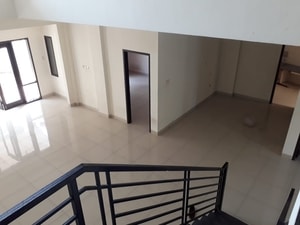 foto area tangga Sewa Rumah Lippo Cikarang Perumahan Lembah Hijau 5 Kamar Tidur | Exera