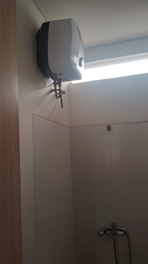 Water Heater Sewa Rumah Lippo Cikarang Cluster Waterfront Silvercreek Full Furnish 3Kamar Tidur | Exera