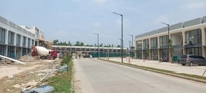 foto jalan Sewa Ruko The Hive Patio Lippo Cikarang  2 Lt 85 JtThn