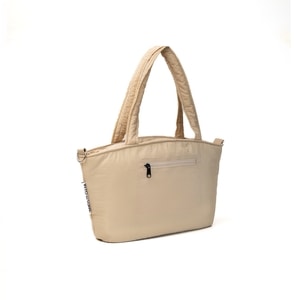Tampak belakang Blume Tote Bag beige dari Into The Lume dengan saku ritsleting dan label brand di sisi kanan, tas fungsional untuk penggunaan harian.