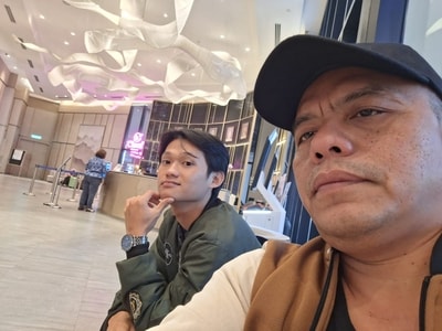 Adit dan saya di hotel Whyndam, Malaysia