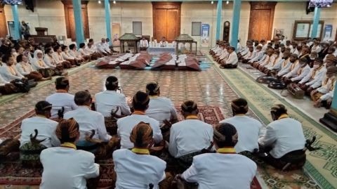 TRADISI MALAM SELIKURAN, KERATON SURAKARTA GELAR 2 VERSI KIRAB TUMPENG