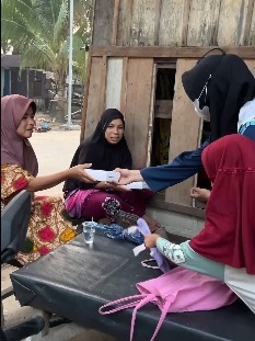 Alvolunteer membagikan nasi berkah