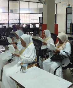 Lansia makan nasi yang diberikan sambil menunggu waktu berkunjung ke museum