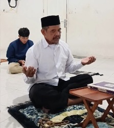 Ustadz Mustaqim Memimpin doa bersama