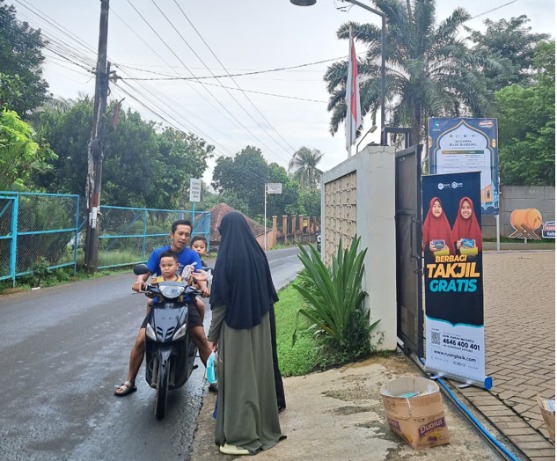 Santriwati Khairukum Tebar 150 Paket Takjil di Hari Pertama Ramadhan