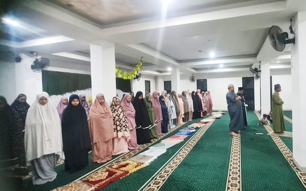 Tarawih Perdana Ramadhan 1447 H, Santriwati Khairukum Menguatkan Kebaikan