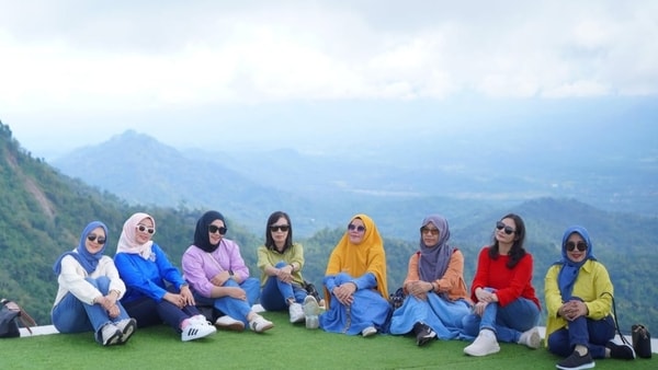 TUMPENG MENOREH : TUMPENG DI ATAS BUKIT
