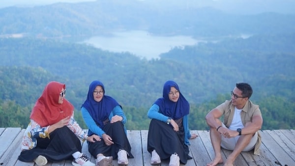 PULE PAYUNG : PEMANDANGAN PERBUKITAN LUAS DAN WADUK