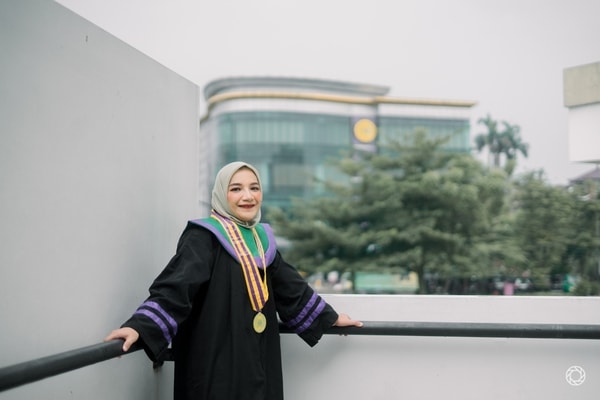 Erika Agustianti Graduation Session at GEDUNG CENDEKIA UMJ