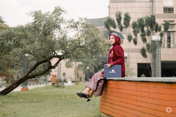 Schabdah Suryaningrum Graduation Session at TAMAN MINI
