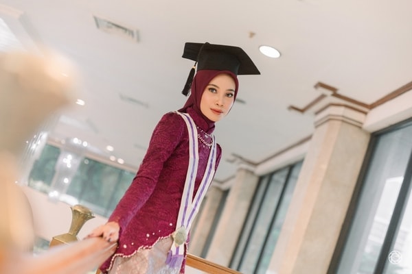 Dilla Permata Sari Graduation Session at GRAND SAHID JAYA HOTEL