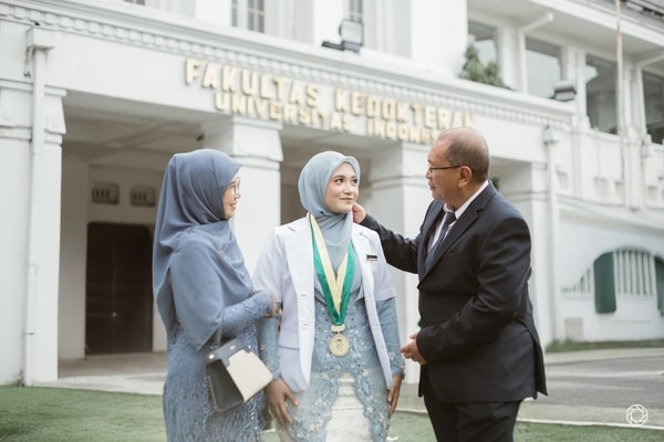 Cahya Nabila Graduation Session at UNIVERSITAS INDONESIA
