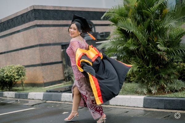 Welvin Putri Triaprilianis Sarumaha Graduation Session at BALAI SUDIRMAN