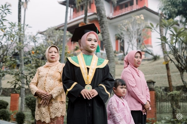 Arinta Putri Dewanti Graduation Session at UMJ KAMPUS B