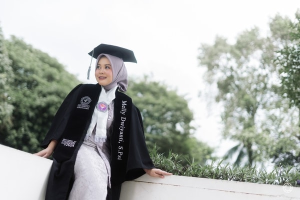 Melly Dwiyanti Graduation Session at JCC