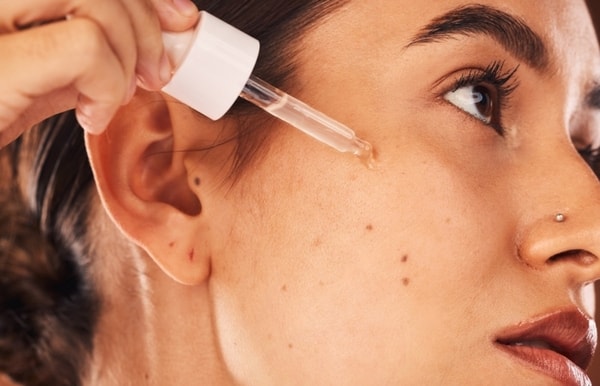 Cara Cepat Samarkan Bekas Jerawat Kemerahan dengan Serum Konsentrat Alamin