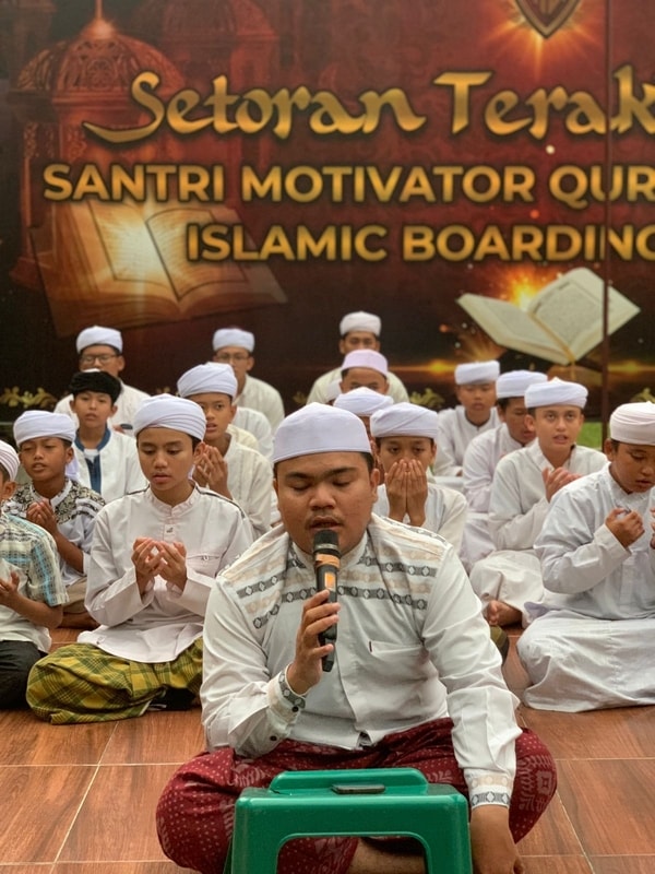Pembagian nasi jumat jamaah masjid al ikhlas