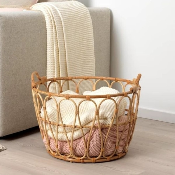 Rattan basket with handle